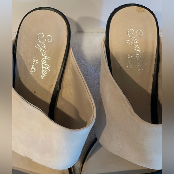 Seychelles 2 strap suede/leather heel. Ivory and navy. Size 8 - Picture 3 of 6